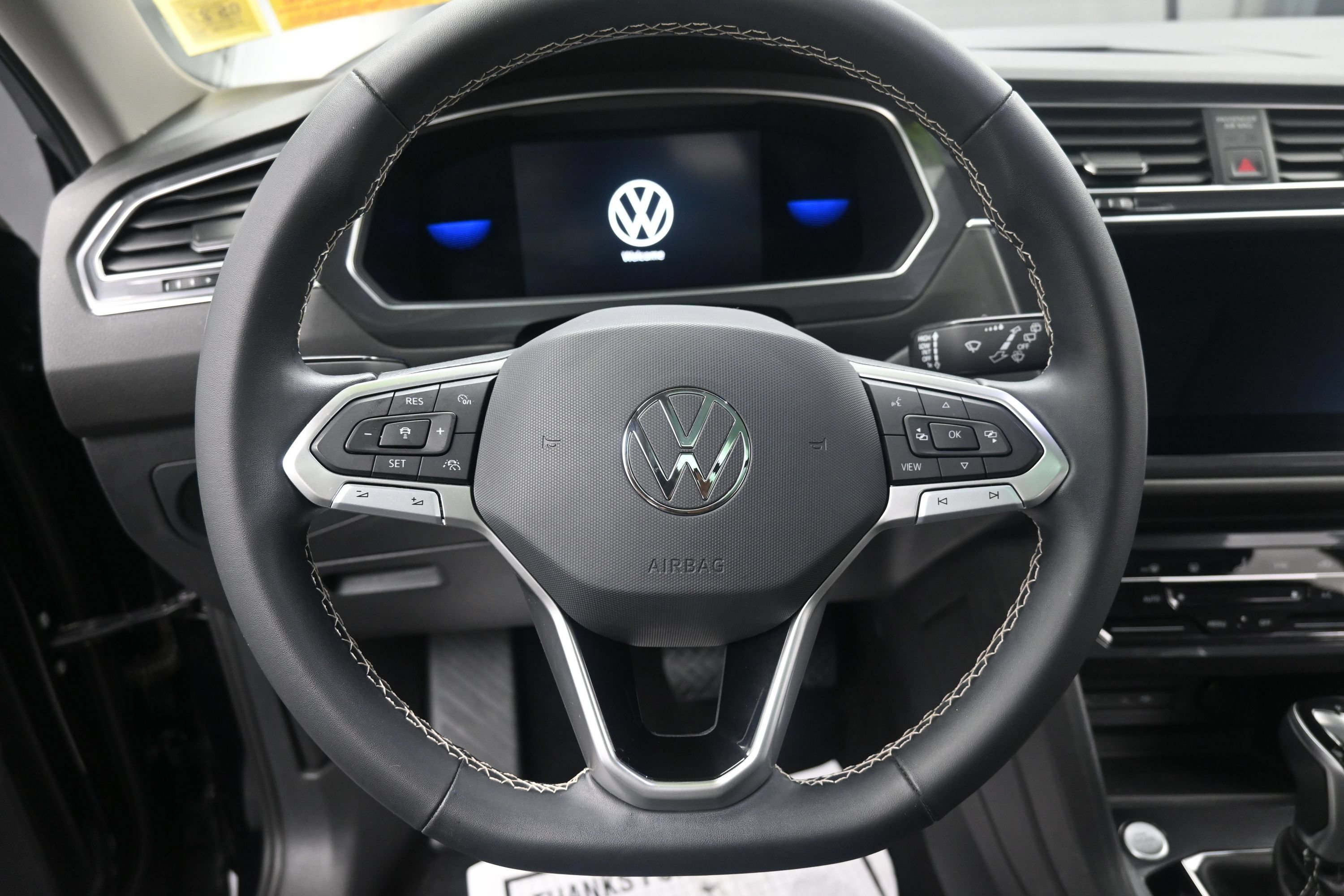 Used 2023 Volkswagen Tiguan SE w/ Panoramic Sunroof Package AWD/4WD image 23