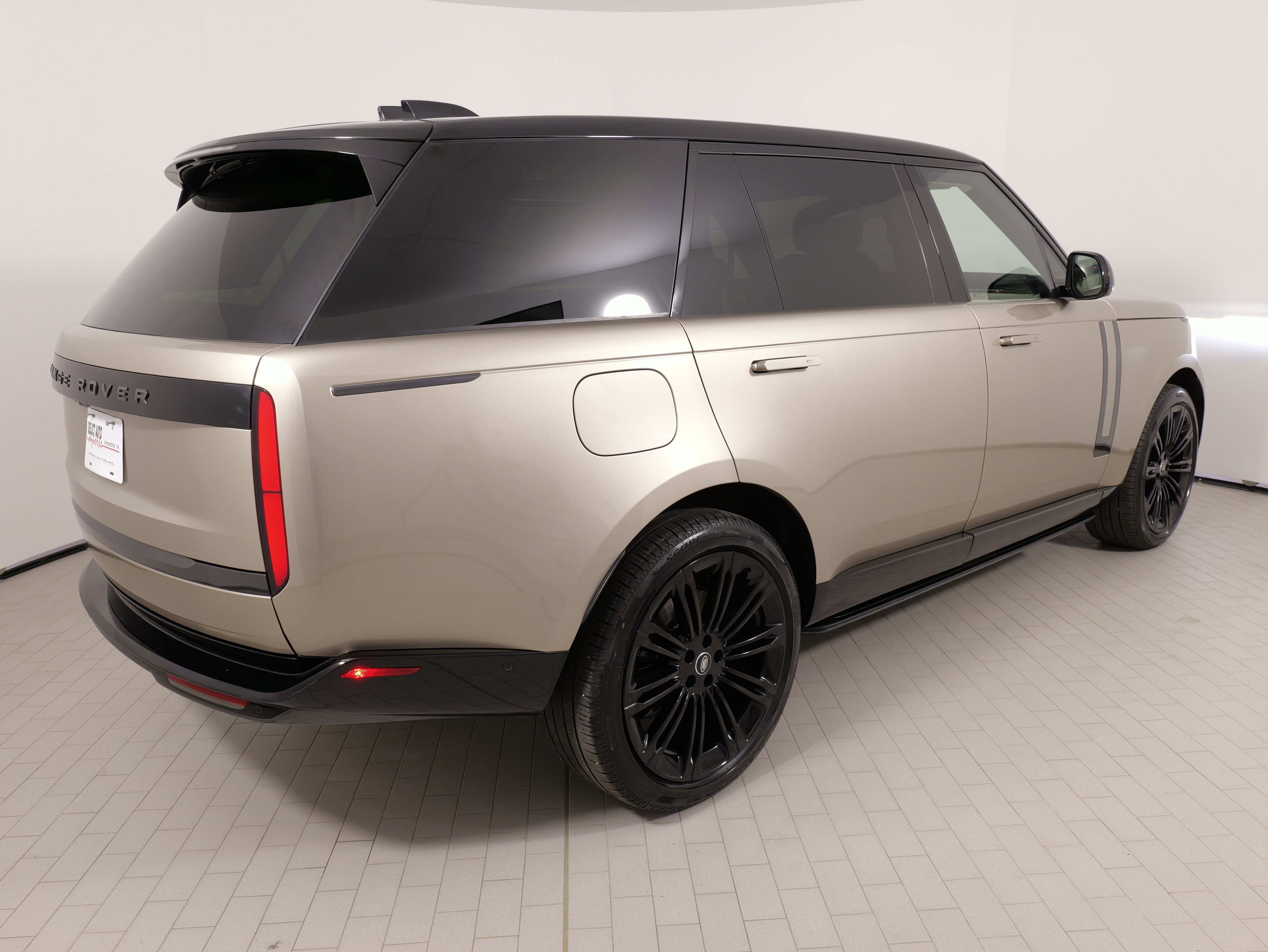 Used 2025 Land Rover Range Rover Long Wheelbase SE image 12