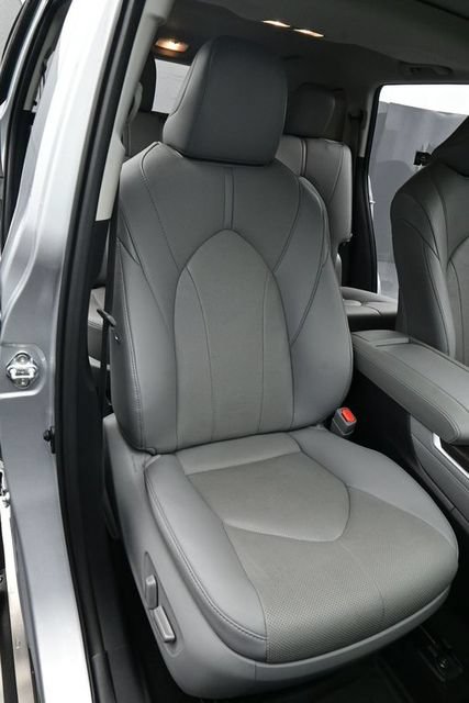 Used 2021 Toyota Highlander Limited FWD image 15