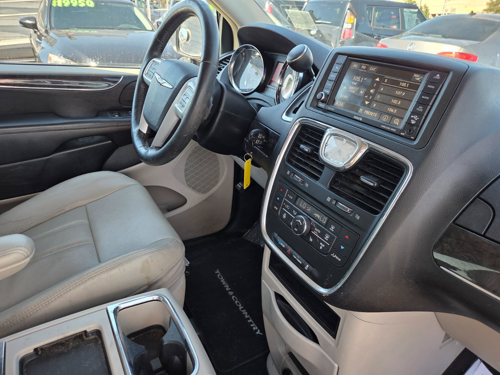 Used 2014 Chrysler Town & Country Touring w/ Driver Convenience Group FWD image 15
