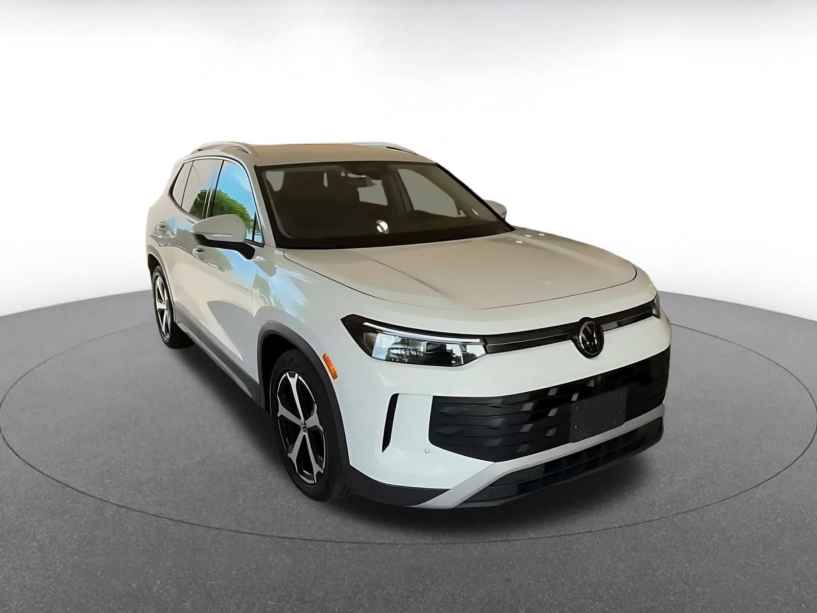 Used 2026 Volkswagen Tiguan SE FWD image 3