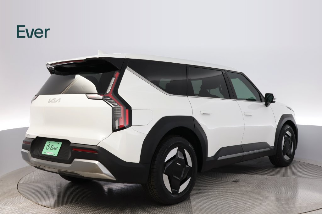 Used 2024 Kia EV9 Light Long Range RWD image 3