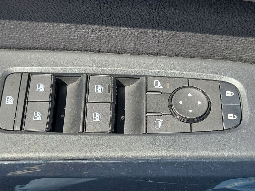 Used 2025 Nissan Pathfinder SV FWD image 15