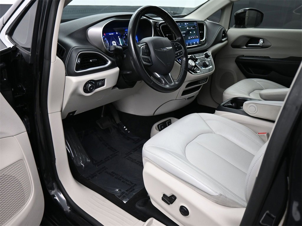 Used 2021 Chrysler Pacifica Touring-L image 2