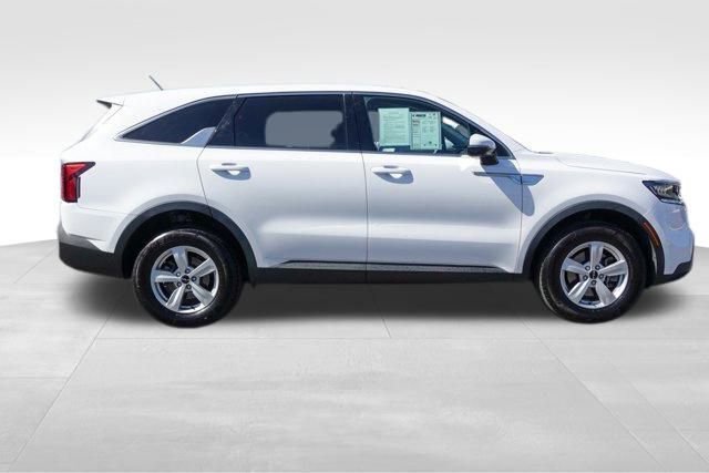 Used 2022 Kia Sorento LX image 2