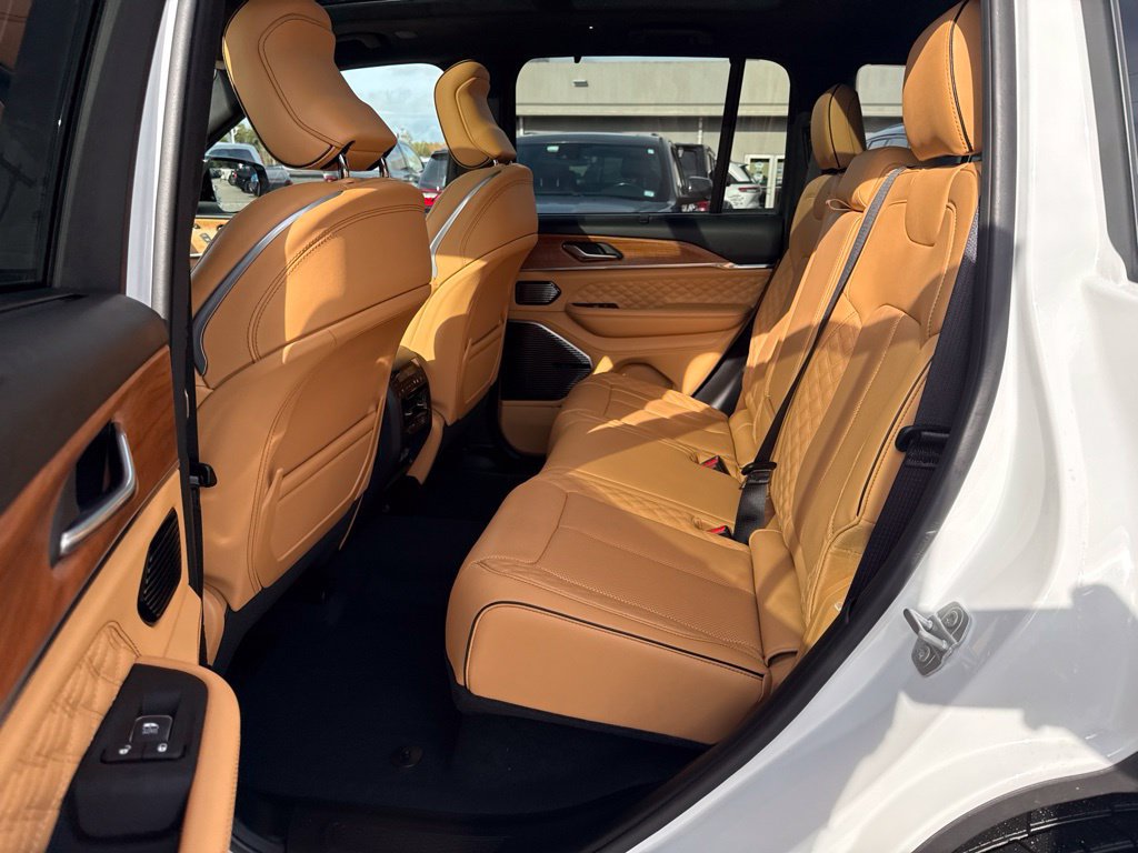 Certified 2025 Jeep Grand Cherokee Summit AWD/4WD image 23
