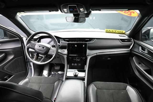 Used 2025 Jeep Grand Cherokee Altitude AWD/4WD image 37