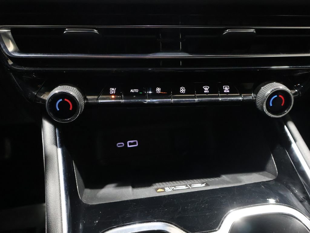 Used 2024 Chevrolet Traverse LT image 31