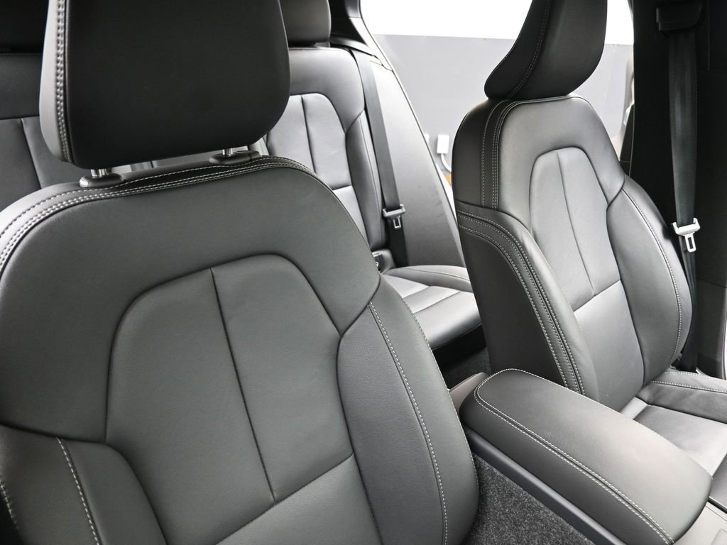 Certified 2025 Volvo XC40 B5 Core image 14