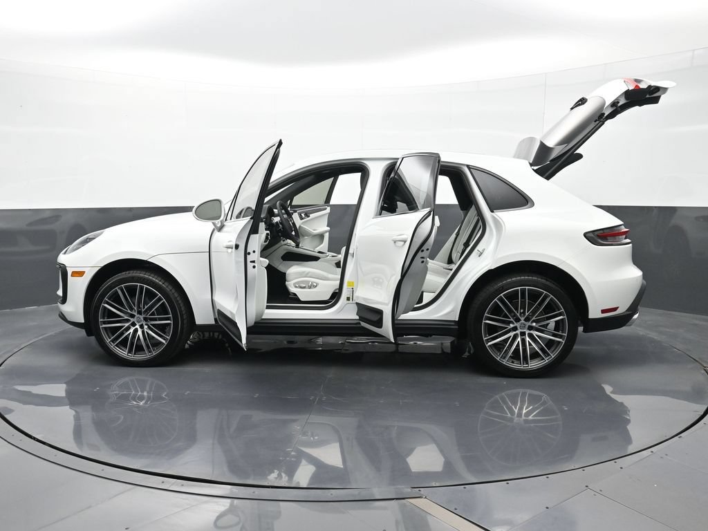 Certified 2025 Porsche Macan AWD/4WD image 33