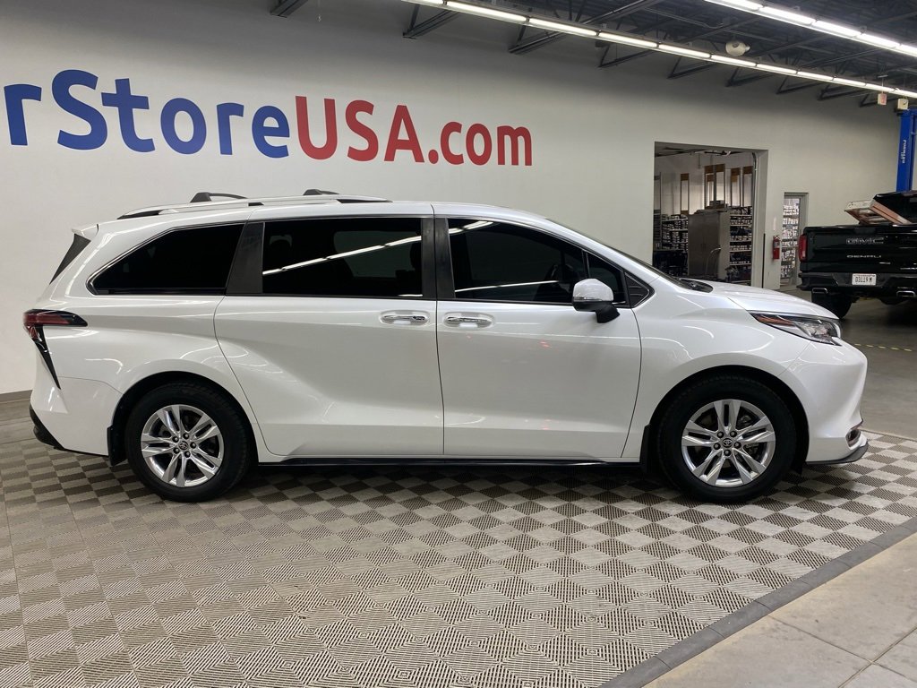 Used 2022 Toyota Sienna Limited image 11
