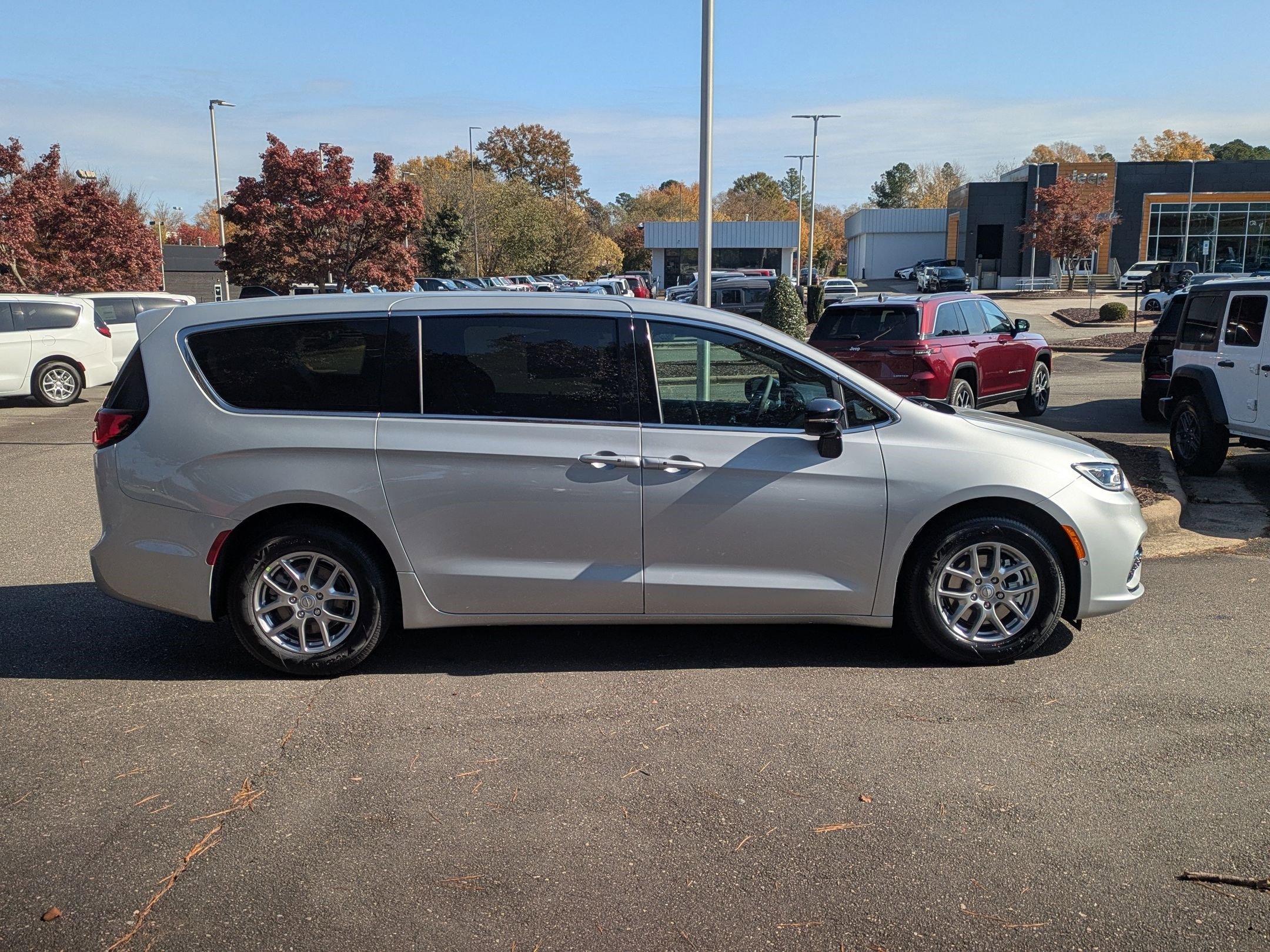 New 2026 Chrysler Pacifica Select image 4