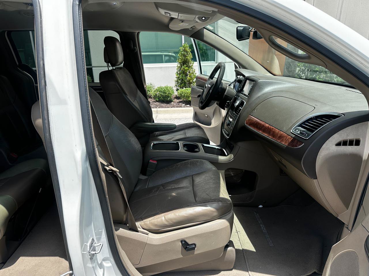 Used 2011 Chrysler Town & Country Limited FWD image 10