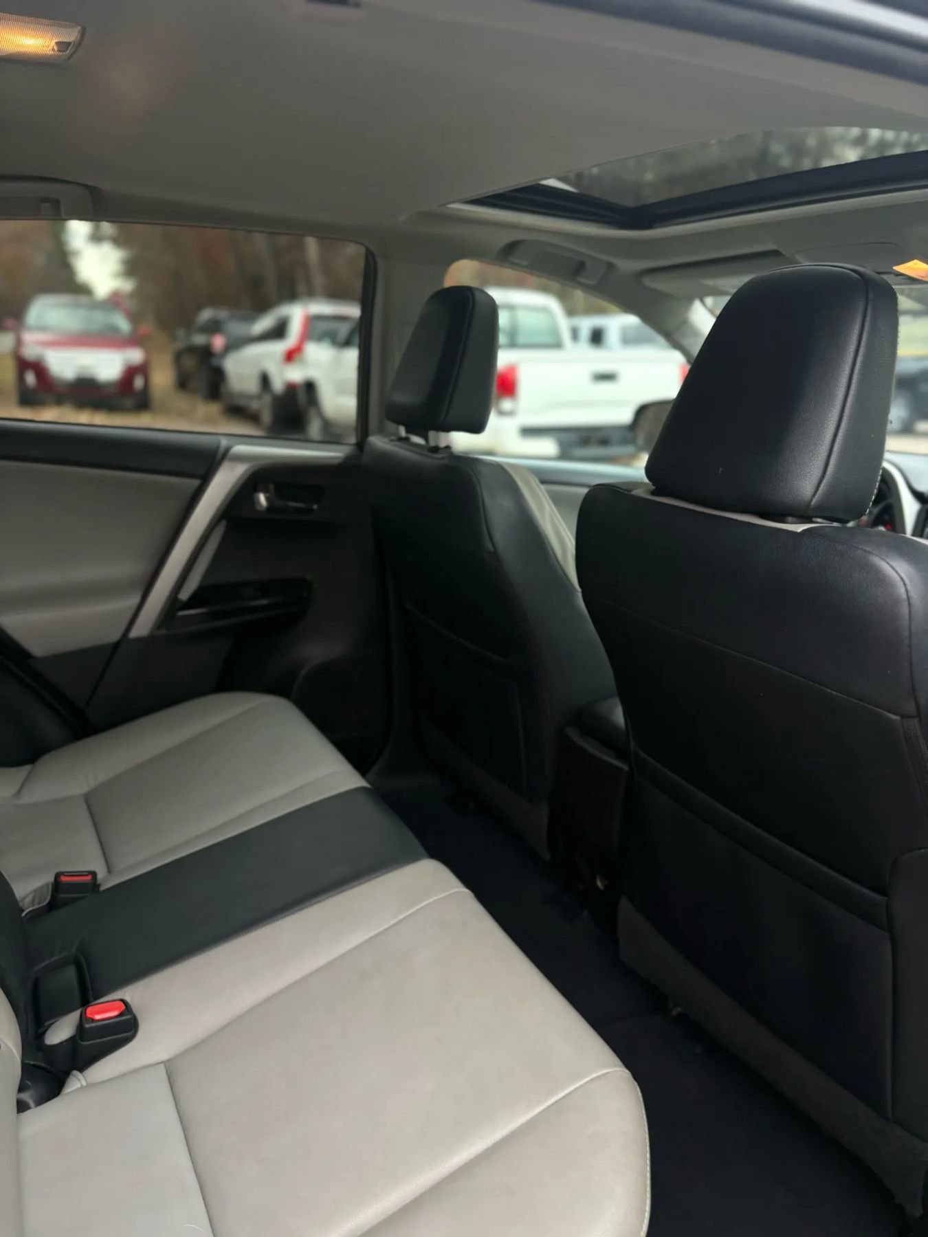 Used 2016 Toyota RAV4 Limited image 18