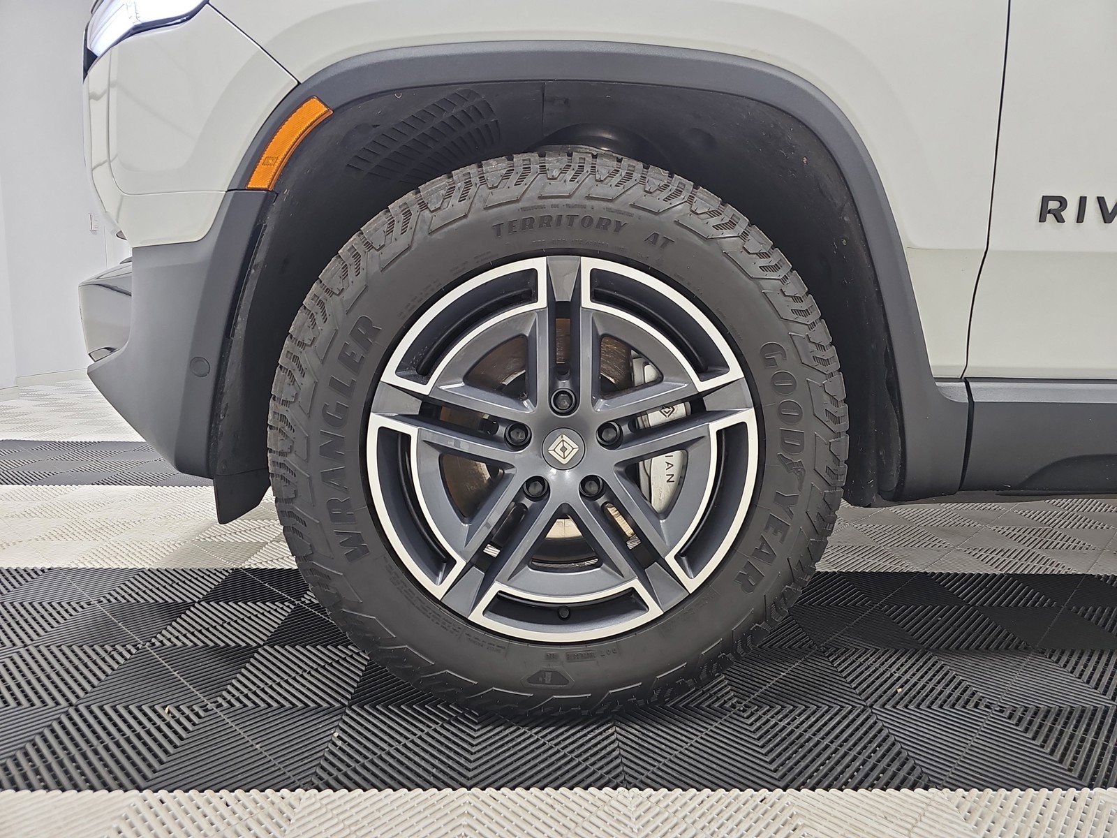 Used 2025 Rivian R1S Adventure image 9