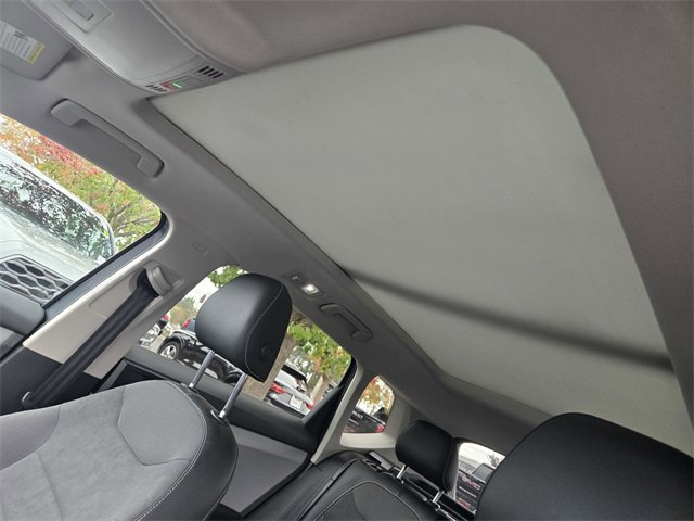 Used 2022 Volkswagen Taos SE w/ Panoramic Sunroof Package image 16