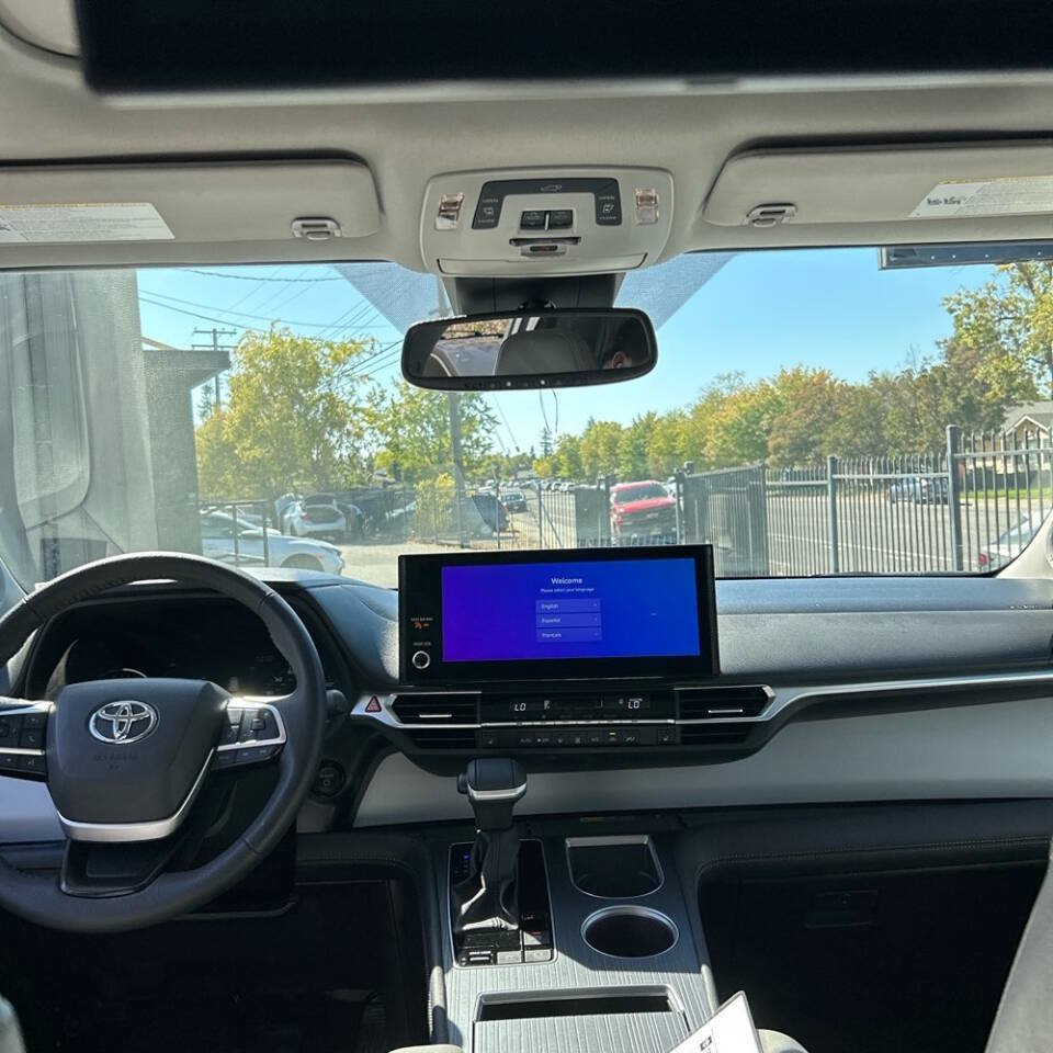Used 2025 Toyota Sienna XLE w/ XLE Plus Package FWD image 9