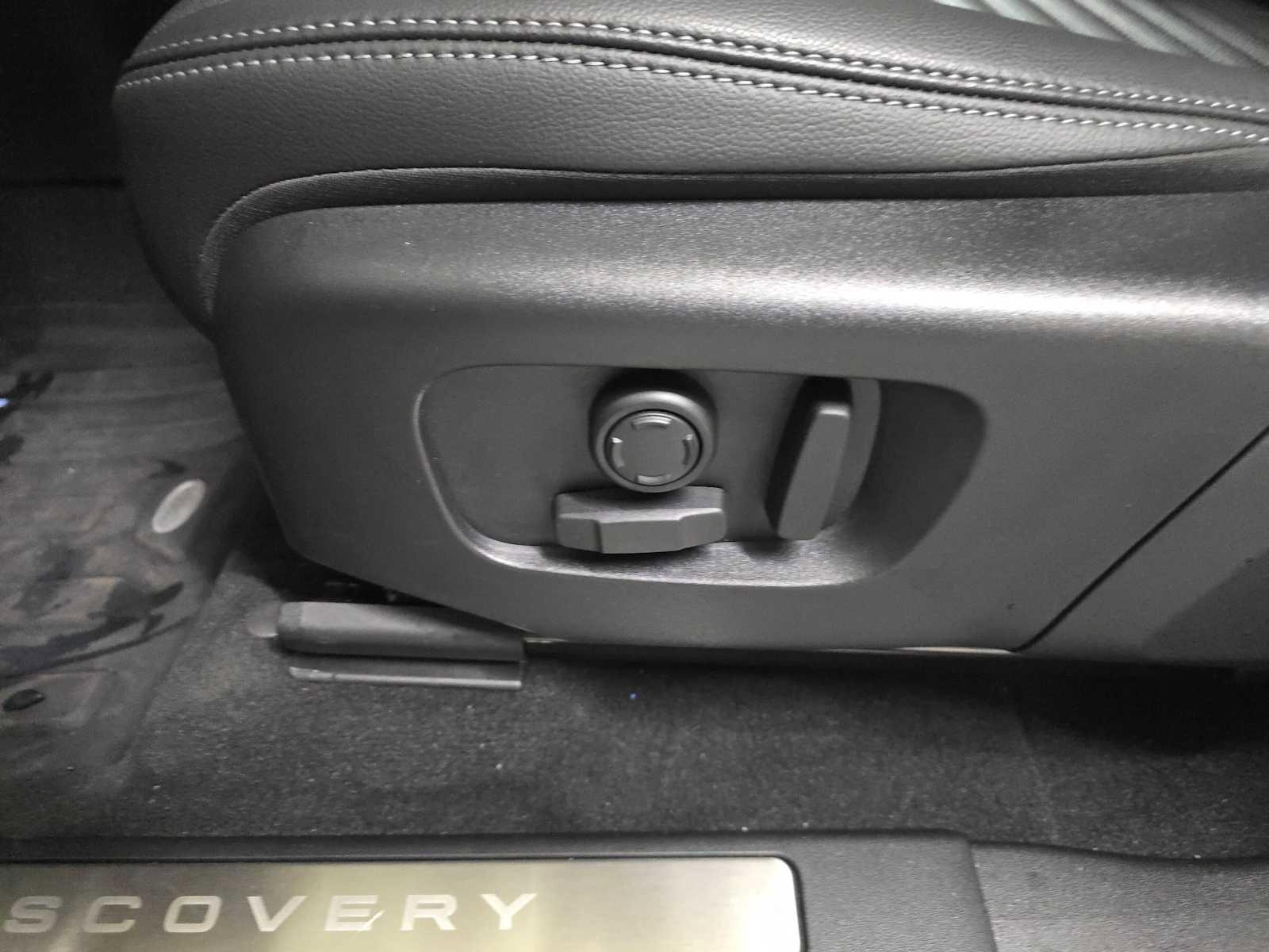 Certified 2025 Land Rover Discovery Sport Dynamic SE image 25