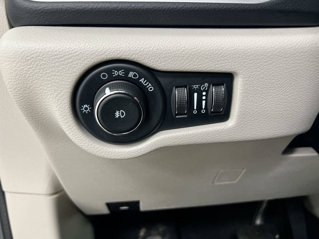 Used 2022 Chrysler Pacifica Touring-L image 18