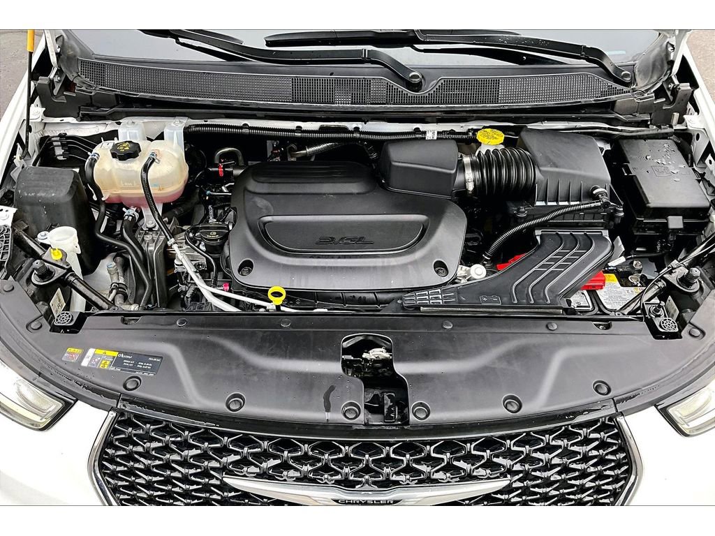 Used 2025 Chrysler Pacifica Select image 11