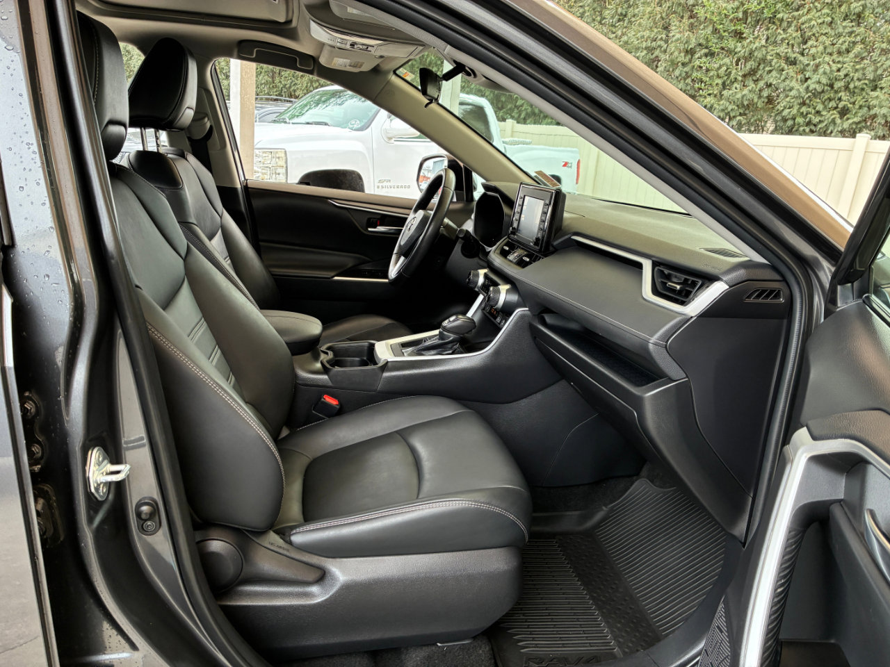 Used 2021 Toyota RAV4 XLE Premium image 16