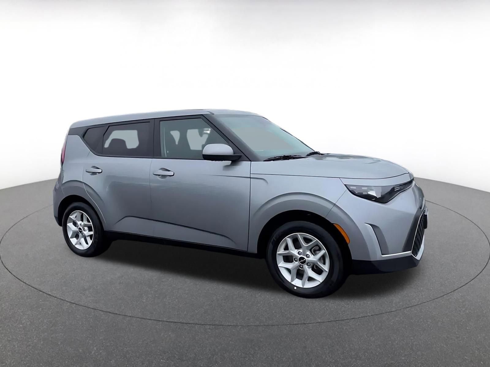 Used 2025 Kia Soul LX w/ LX Technology Package image 2
