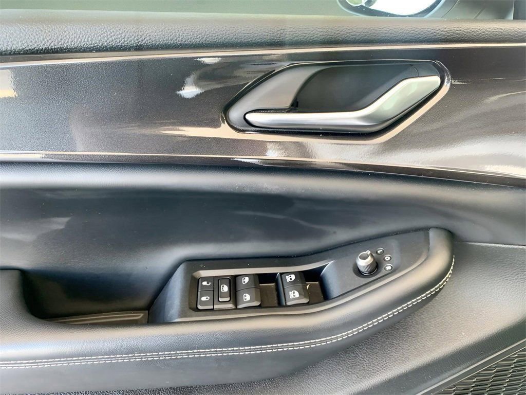 Used 2023 Jeep Grand Cherokee Laredo image 13