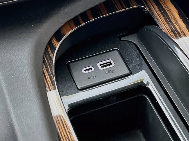 Used 2023 Cadillac Escalade Premium Luxury w/ LPO, Floor Liner Package AWD/4WD image 21