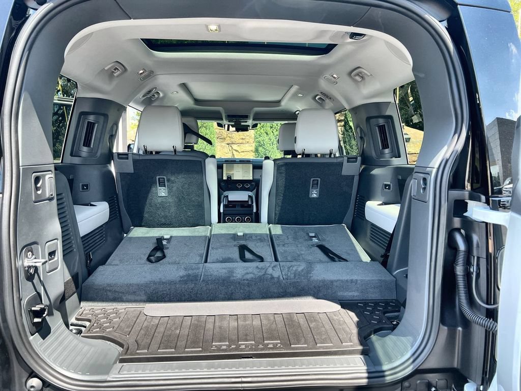 New 2026 Land Rover Defender 130 X-Dynamic SE AWD/4WD image 18