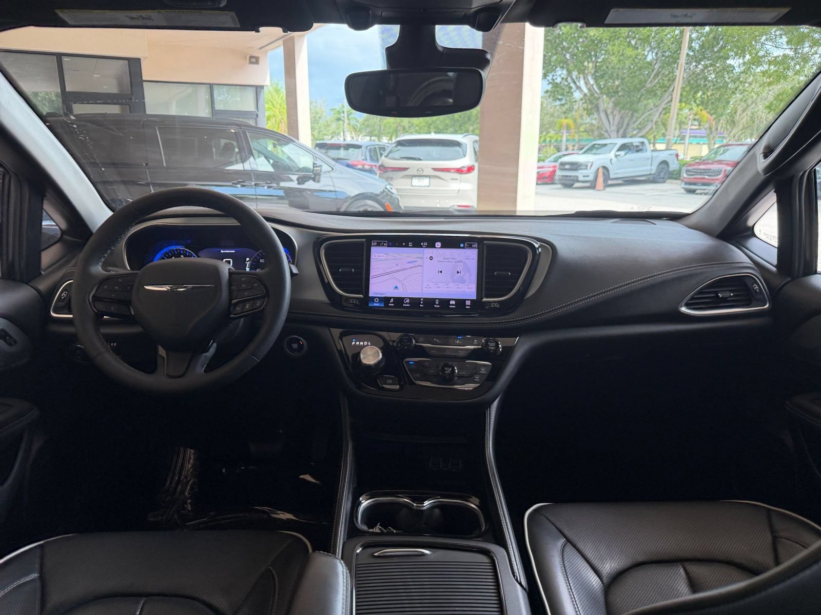 Used 2025 Chrysler Pacifica Limited FWD image 31