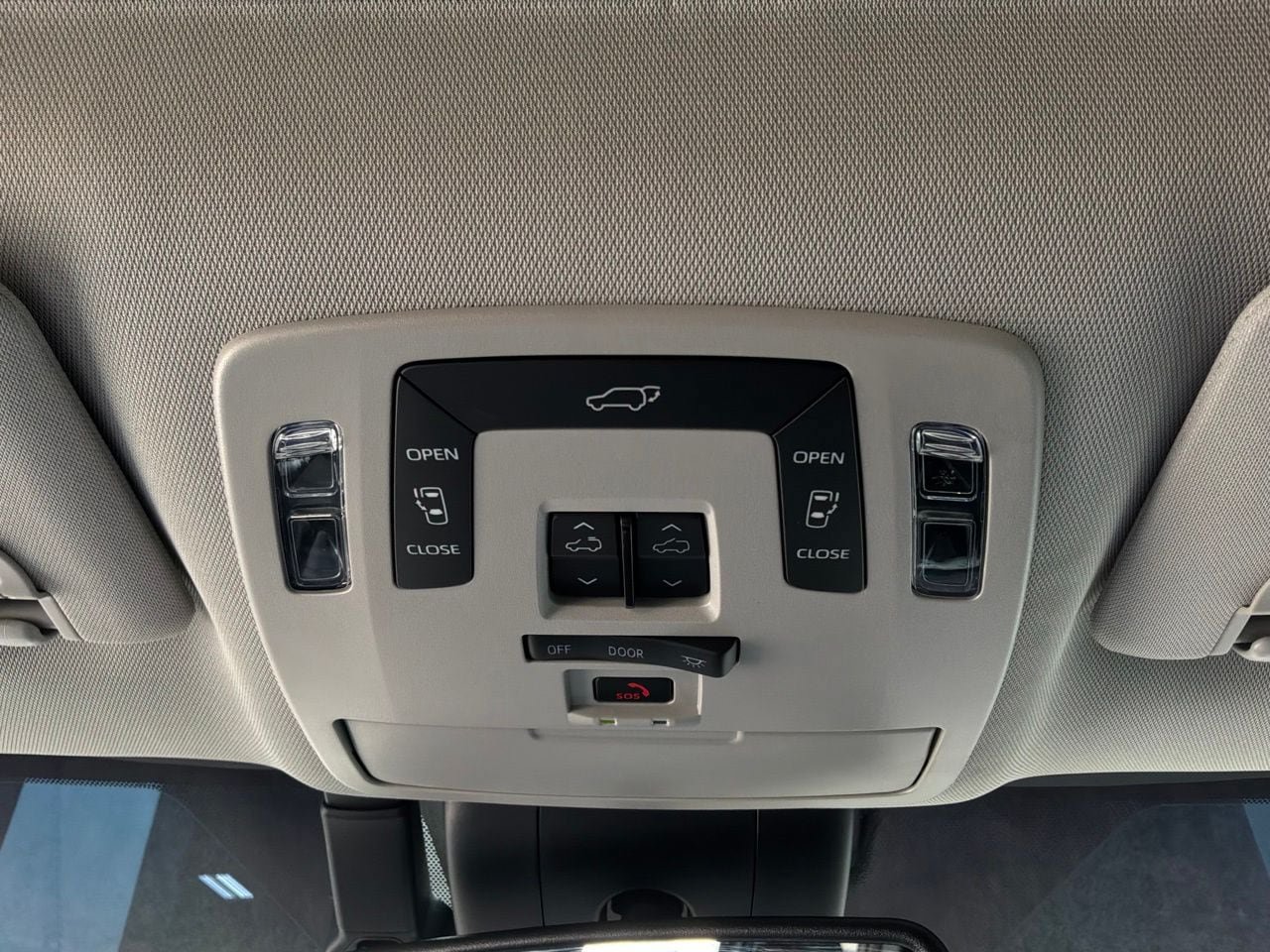 Used 2025 Toyota Sienna XLE FWD image 18