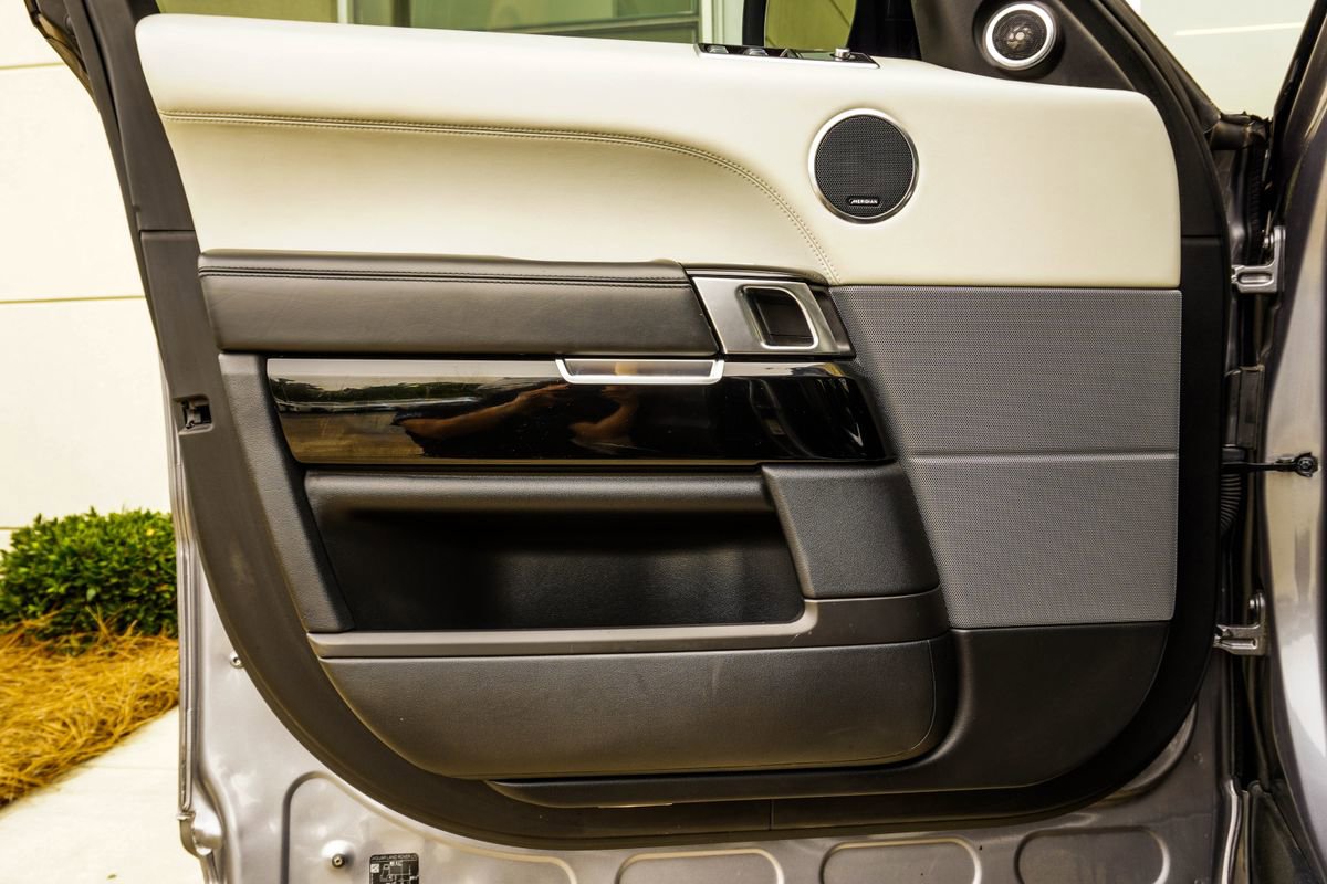 Used 2020 Land Rover Range Rover Sport SVR image 37