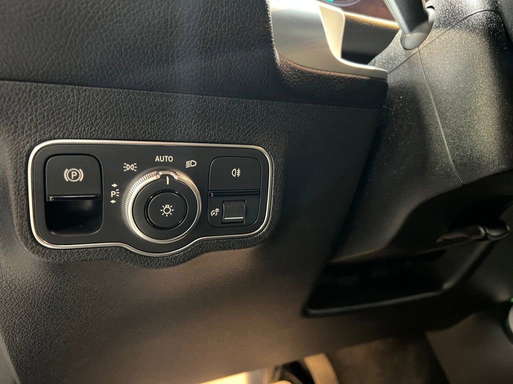 Used 2022 Mercedes-Benz EQB 300 4MATIC image 40