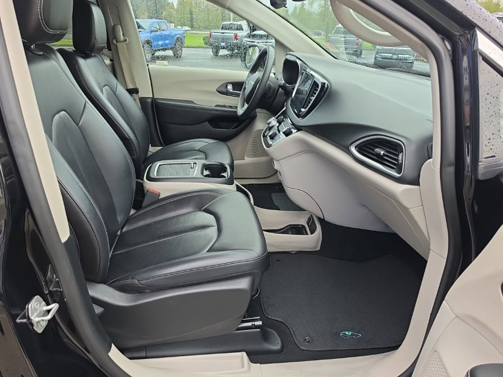 Used 2024 Chrysler Pacifica Touring-L FWD image 33