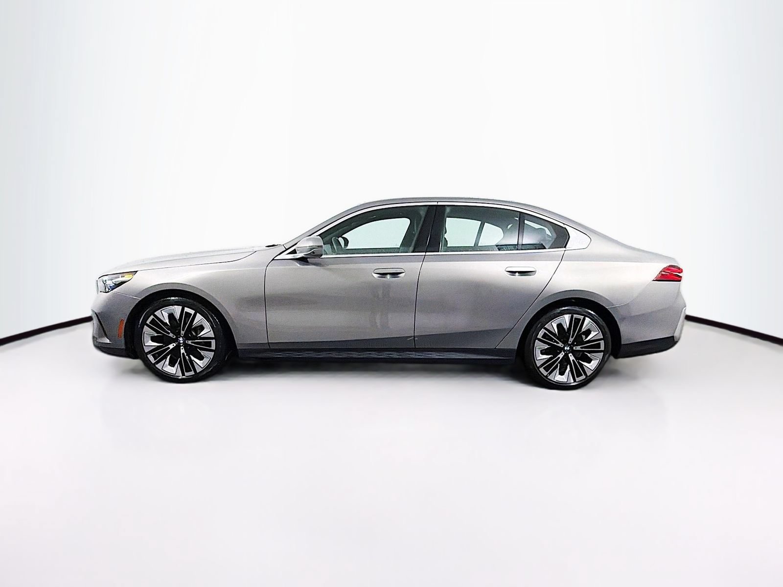 Used 2024 BMW 530i xDrive w/ Premium Package AWD/4WD image 4