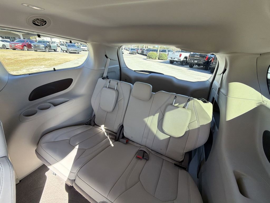 Used 2020 Chrysler Pacifica Touring-L image 30