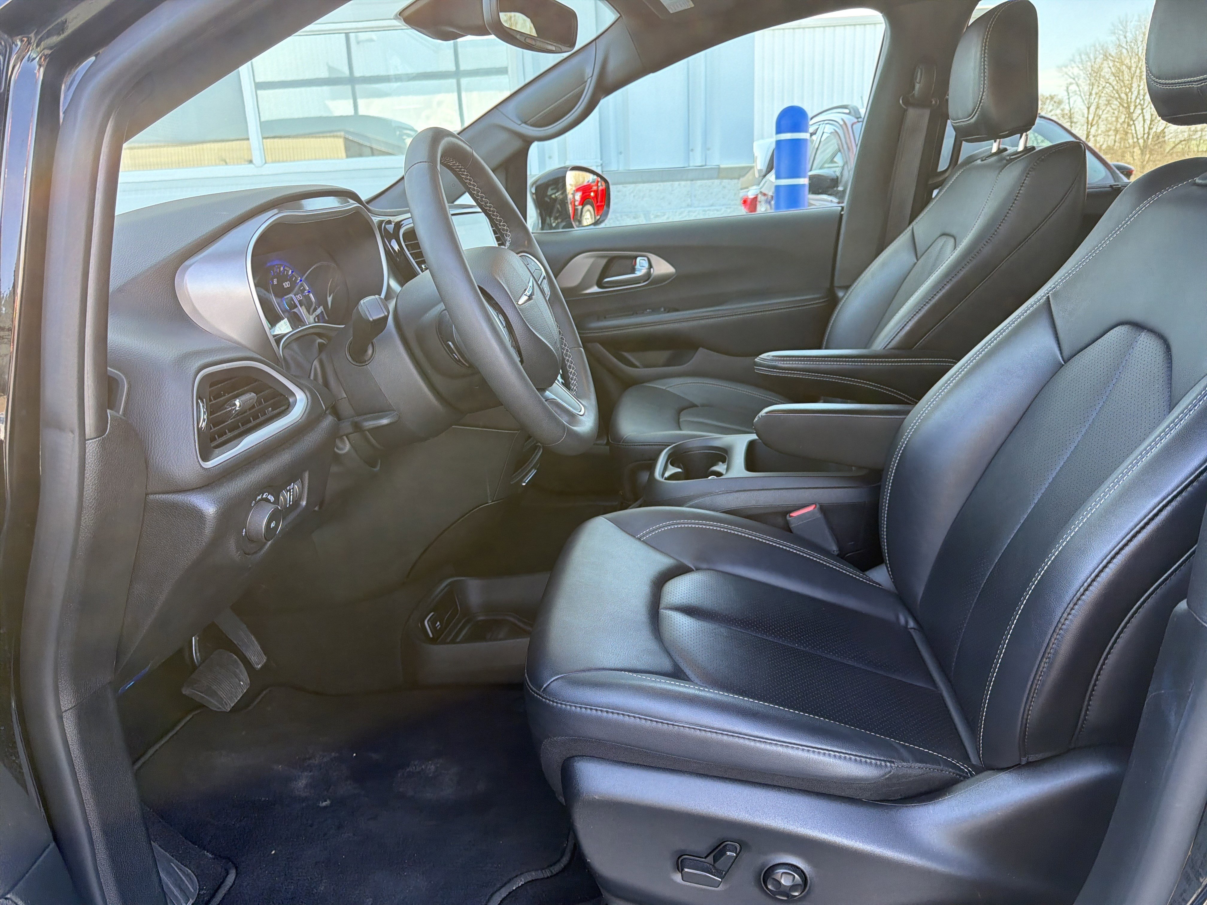 Used 2025 Chrysler Pacifica Select FWD image 24