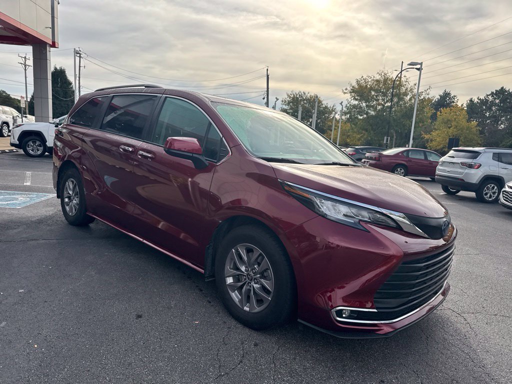 Certified 2022 Toyota Sienna XLE w/ XLE Plus Package FWD image 7