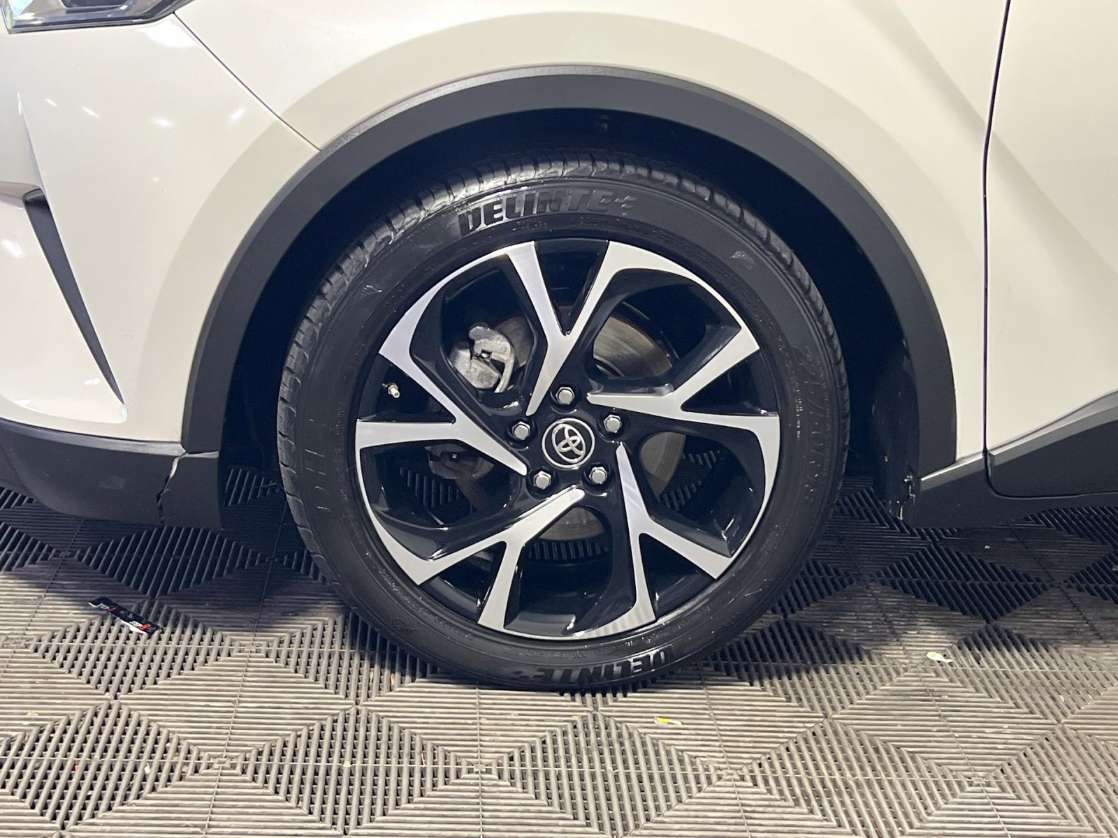 Used 2019 Toyota C-HR XLE FWD image 13