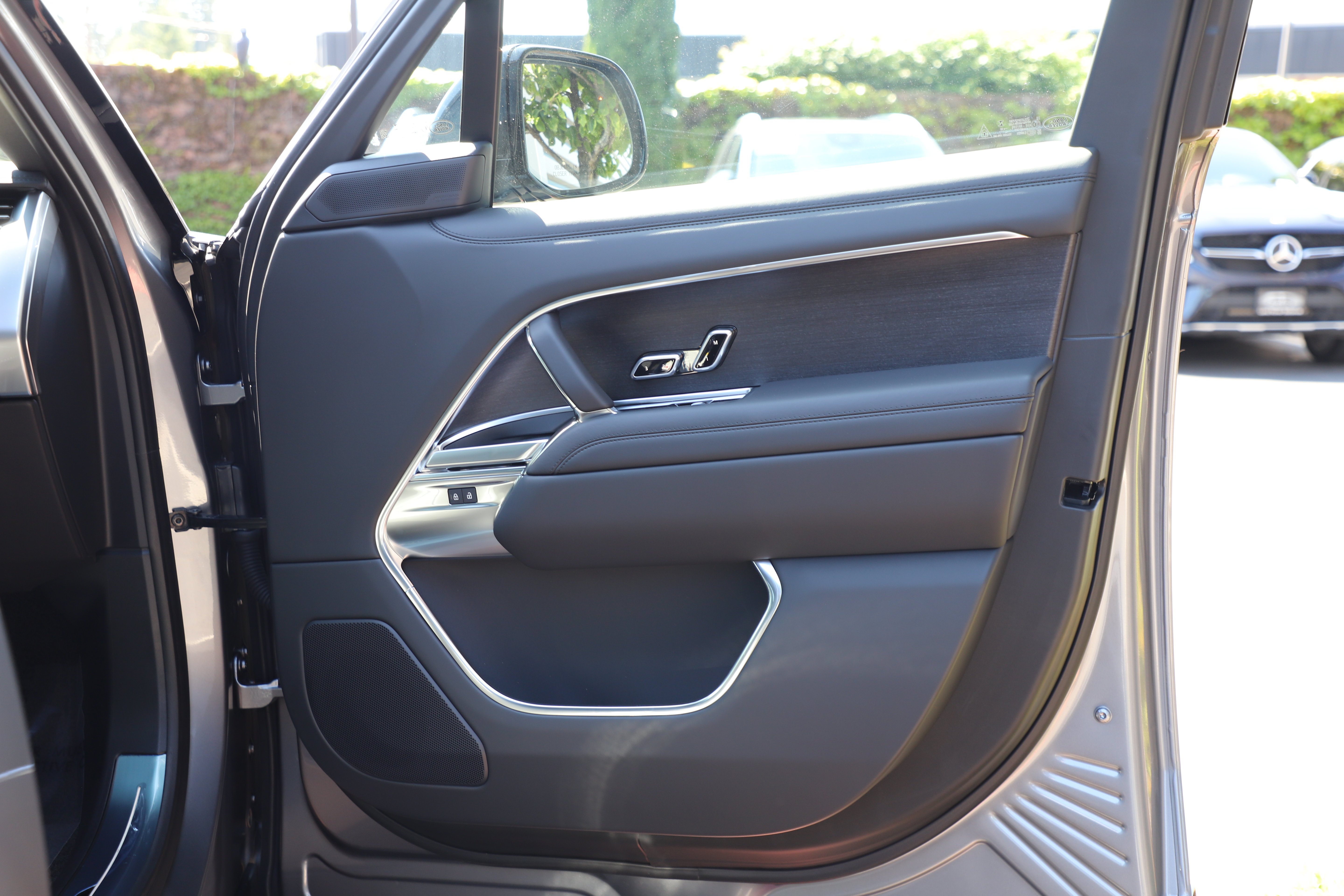 New 2026 Land Rover Range Rover Long Wheelbase SE AWD/4WD image 9