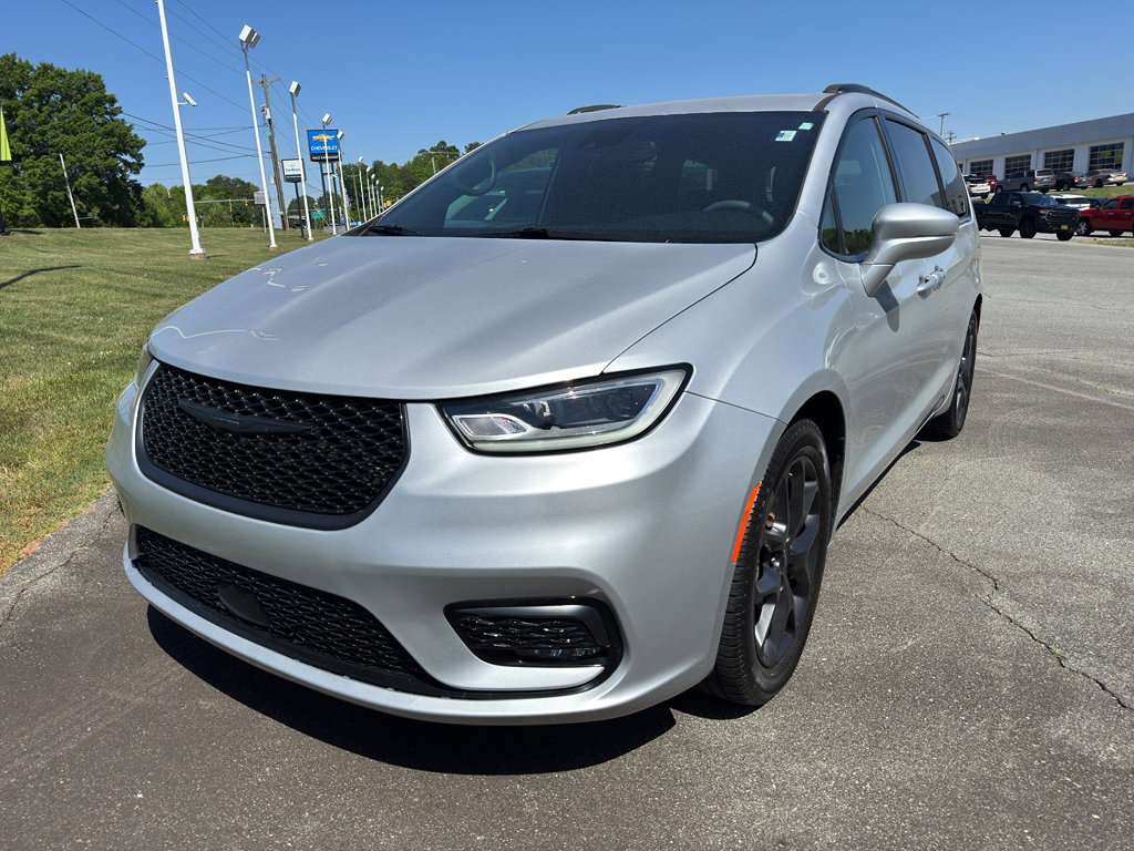 Used 2022 Chrysler Pacifica Touring-L w/ S Appearance Package