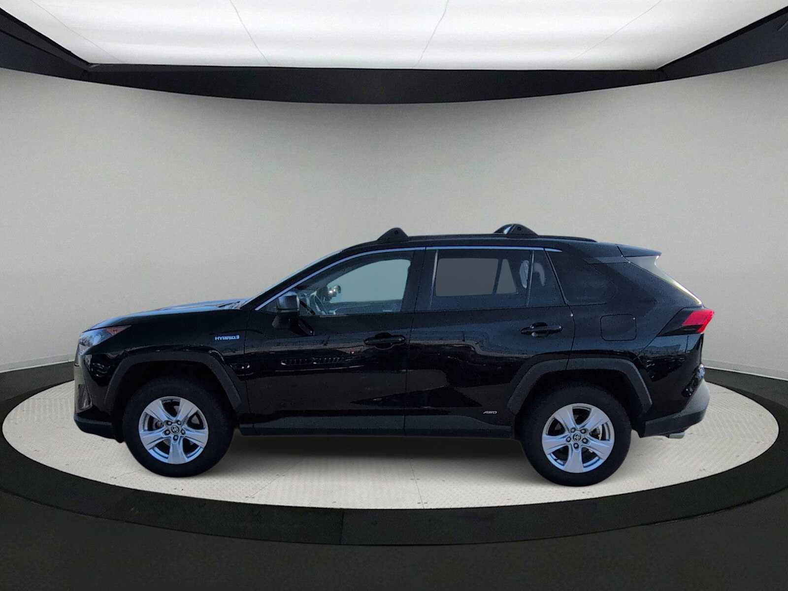 Used 2021 Toyota RAV4 LE image 5
