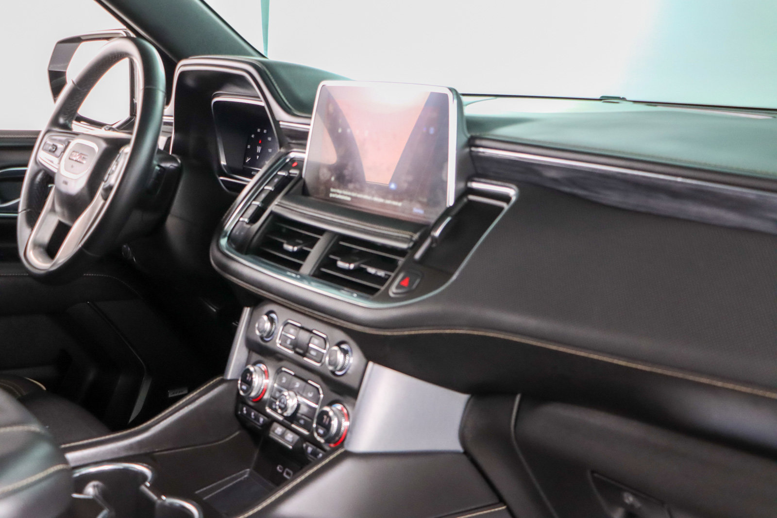 Used 2023 GMC Yukon SLT image 30