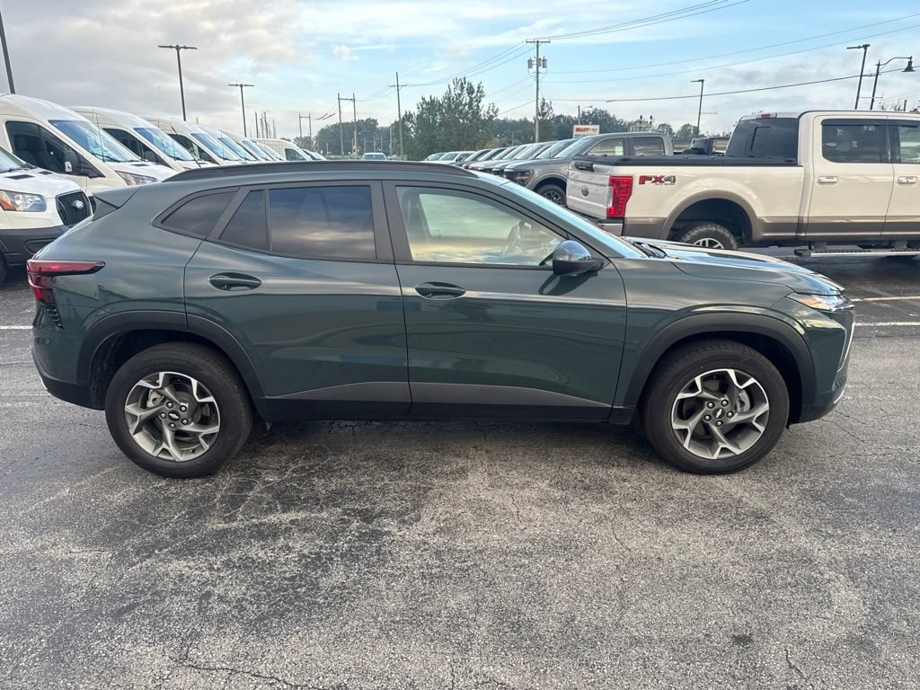 Used 2025 Chevrolet Trax LT FWD image 2