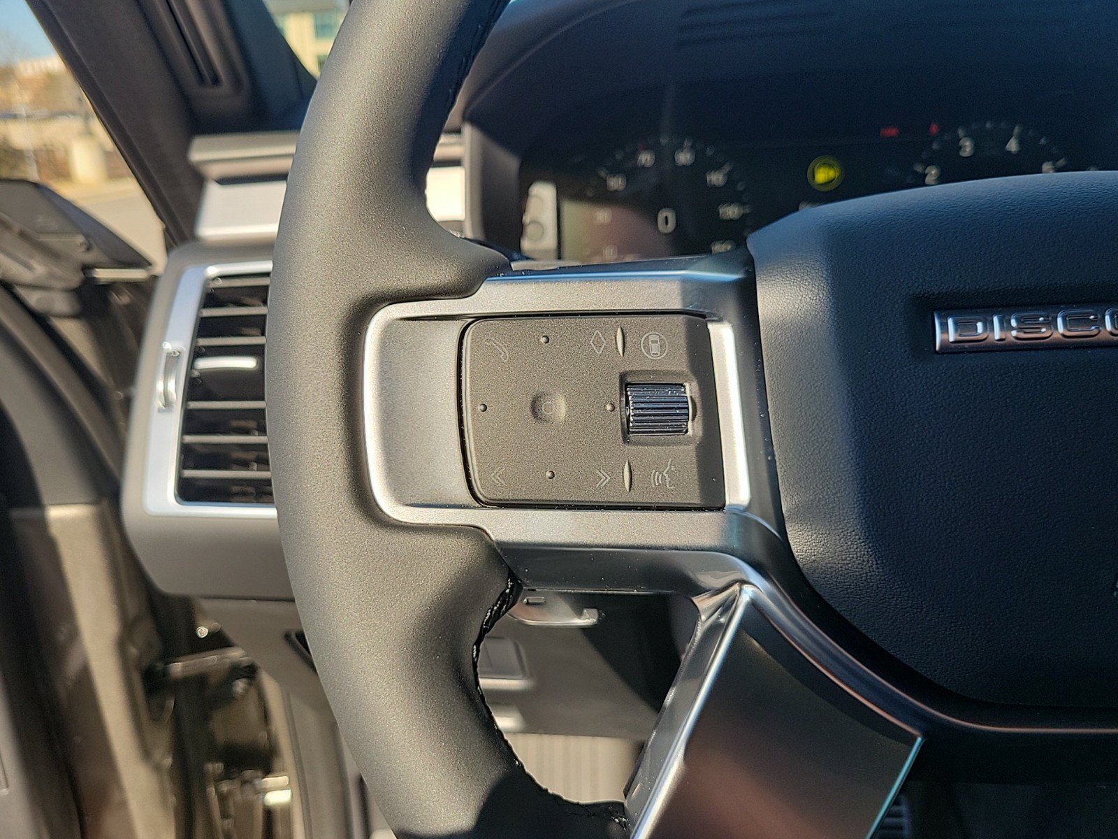 Certified 2025 Land Rover Discovery Dynamic SE AWD/4WD image 35