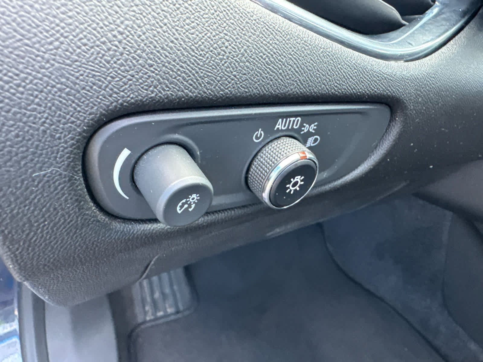 Used 2019 Chevrolet Malibu Hybrid w/ Leather Package FWD image 19