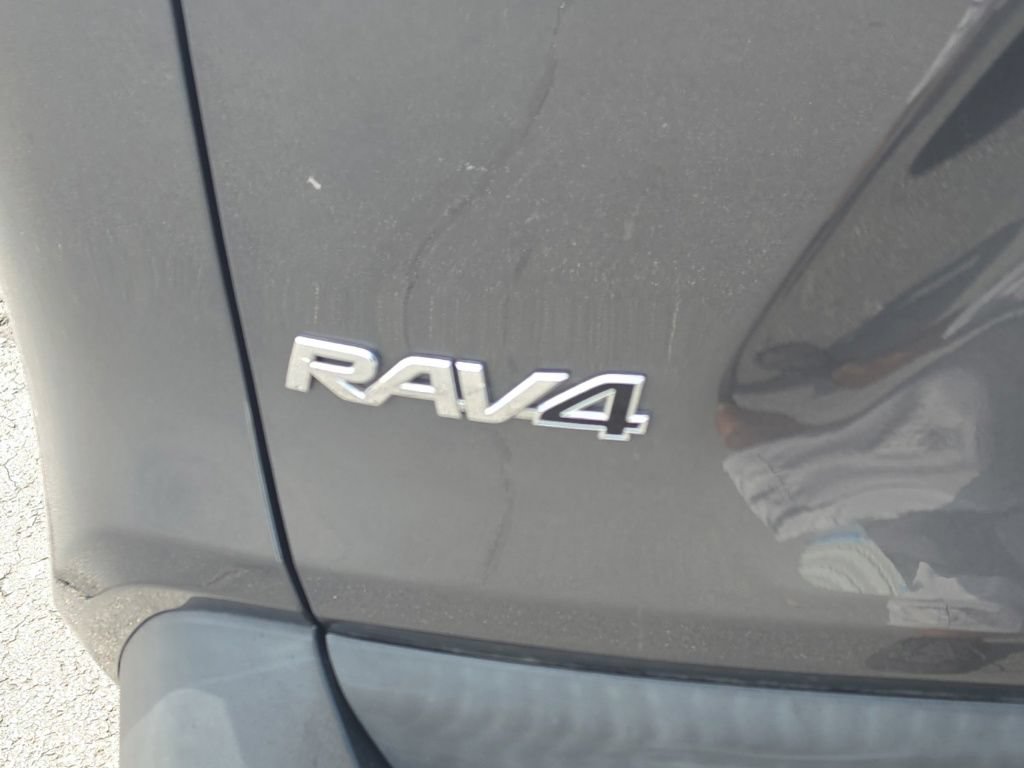 Used 2021 Toyota RAV4 LE FWD image 7
