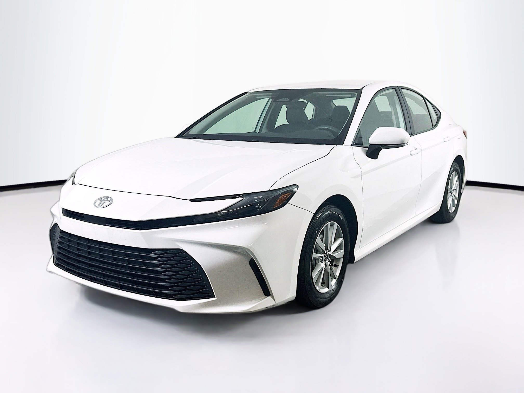 Used 2025 Toyota Camry LE image 3