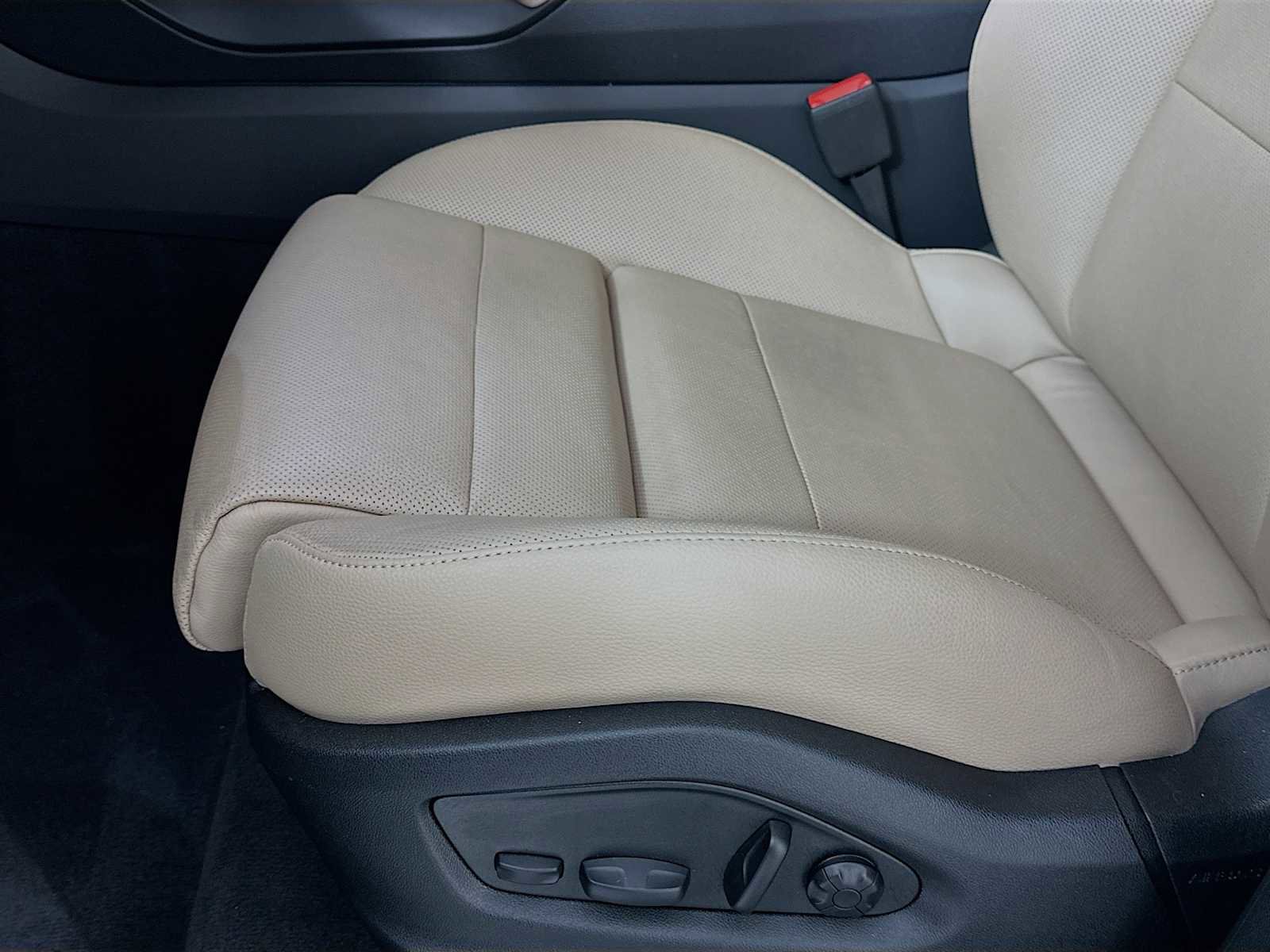 Certified 2025 Porsche Cayenne image 12