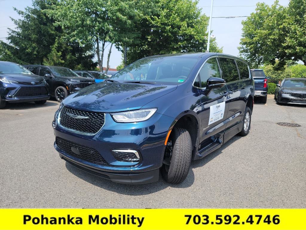 Used 2025 Chrysler Pacifica Select image 4